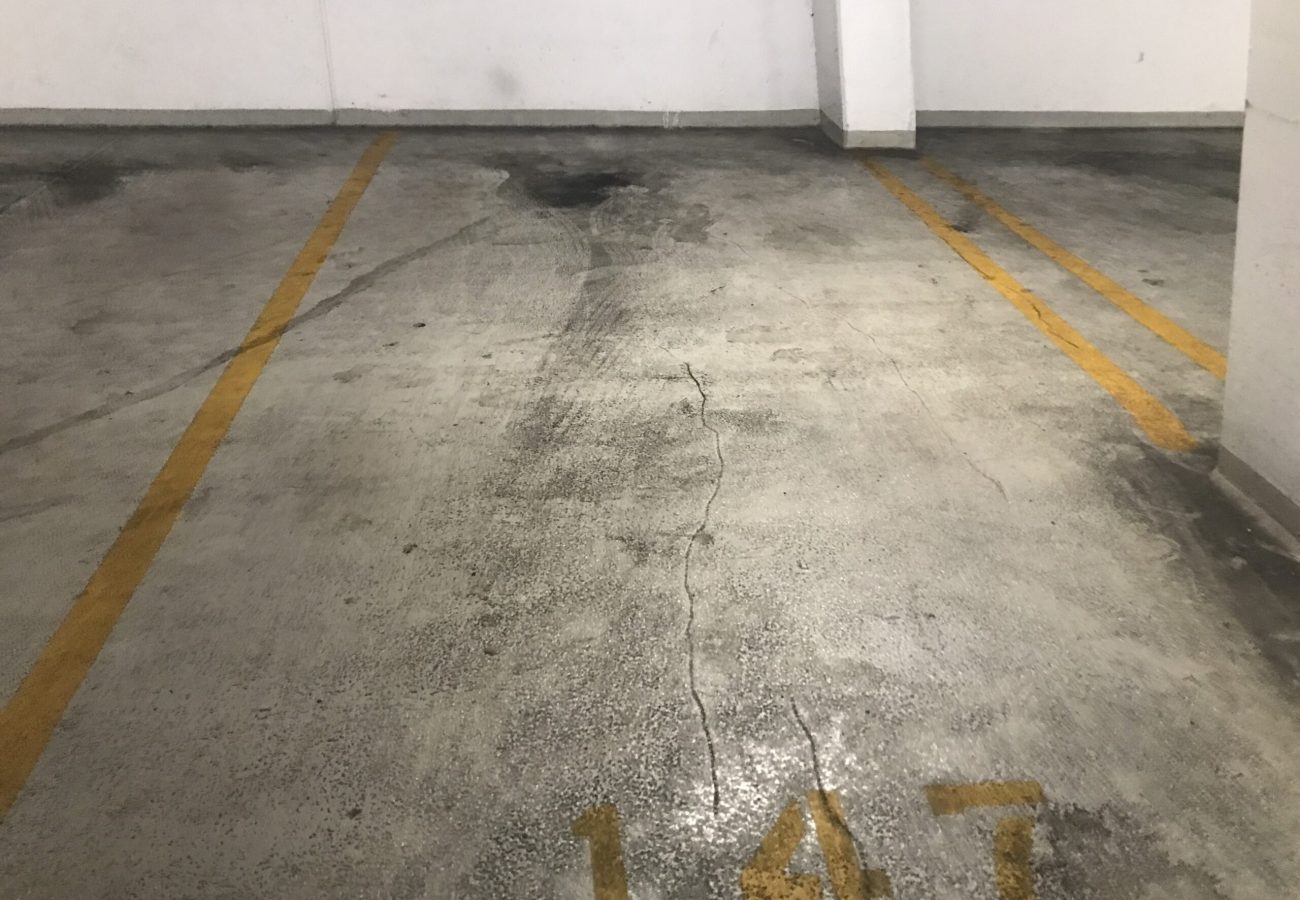 senate square cracks